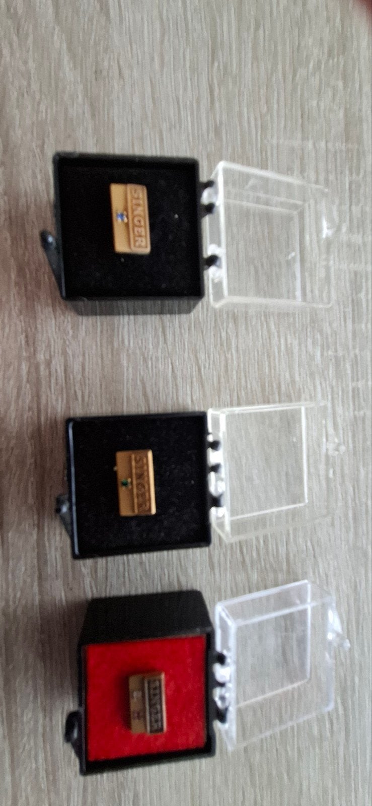 Jubileum speldjes Singer comp. nedetl.and. 9 en 10 kt. goud, Verzamelen, Speldjes, Pins en Buttons, Ophalen of Verzenden