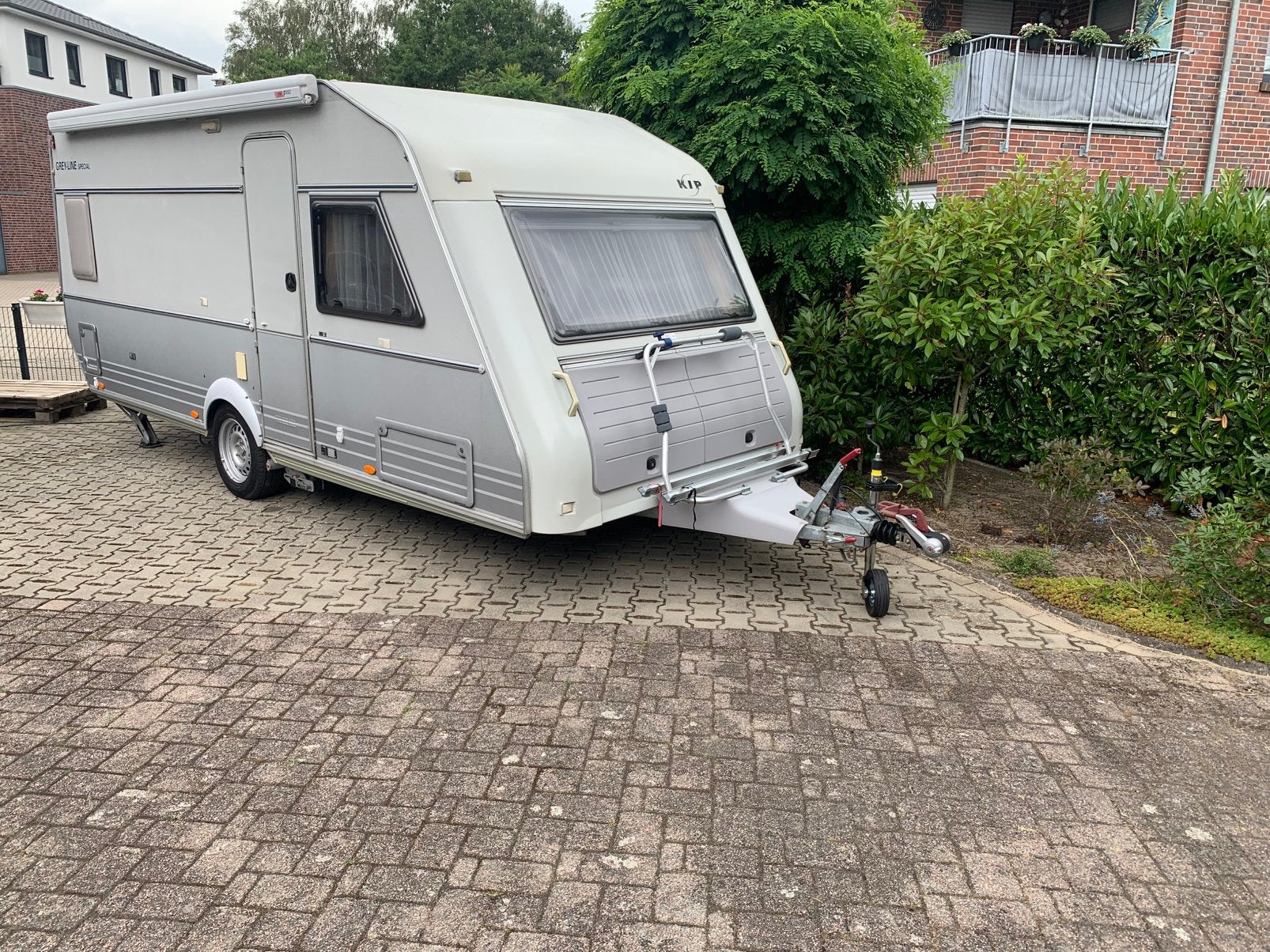 Kip Grey-Line Special 50tdb Caravan met Fietsenrek en Luifel, Rondzit, Kachel, Kip, Omvormbare zithoek