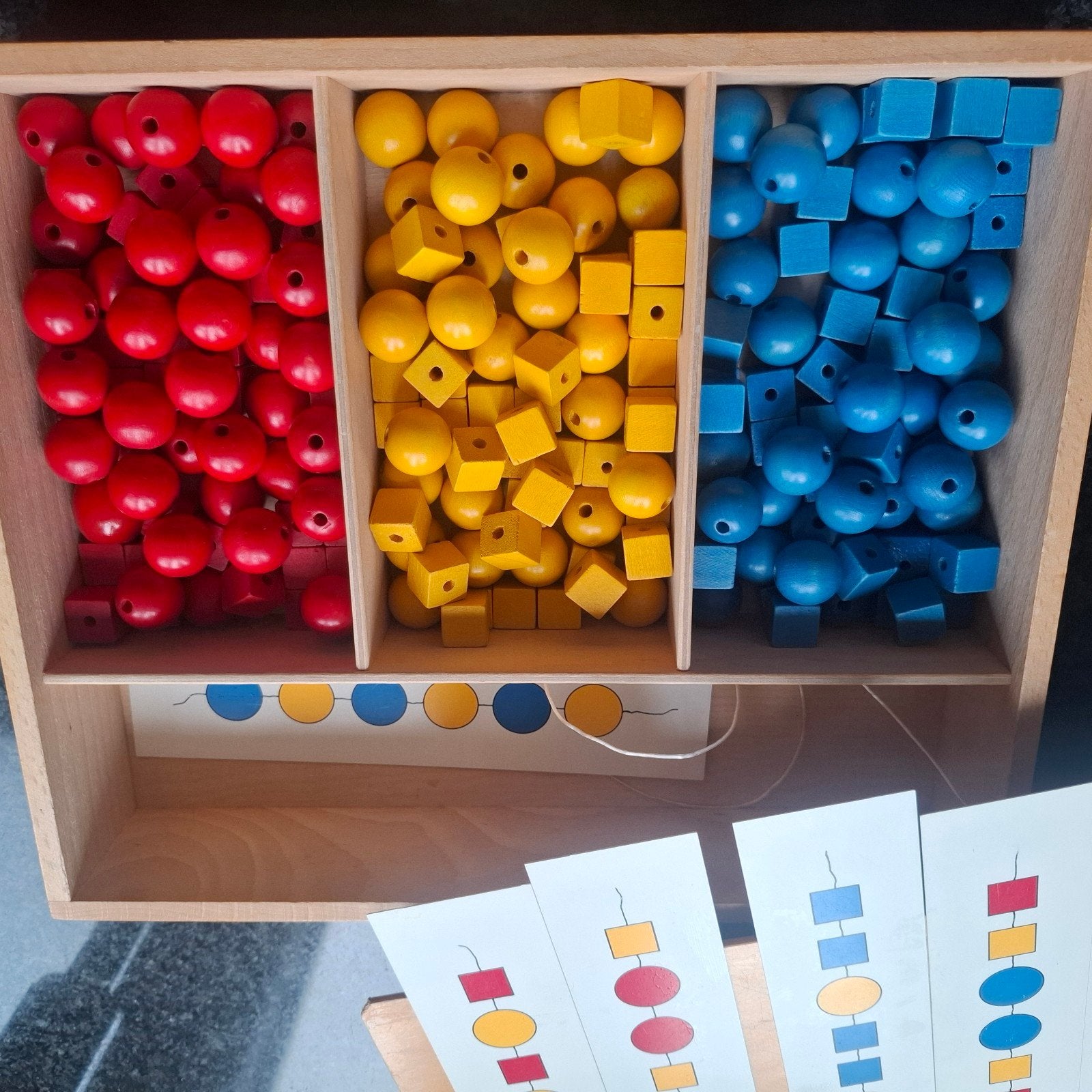 rijgkralen in houten kist, Ophalen of Verzenden