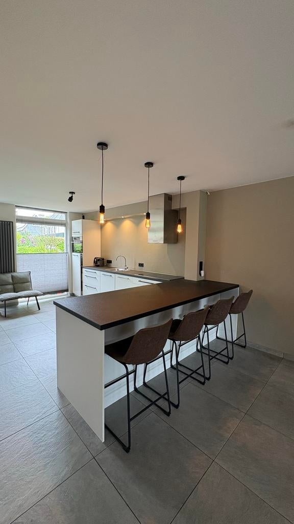 Grote keuken met bar - Tulp keukens, Huis en Inrichting, Keuken | Complete keukens, Ophalen, Gebruikt, Graniet of Steen, Hoekkeuken