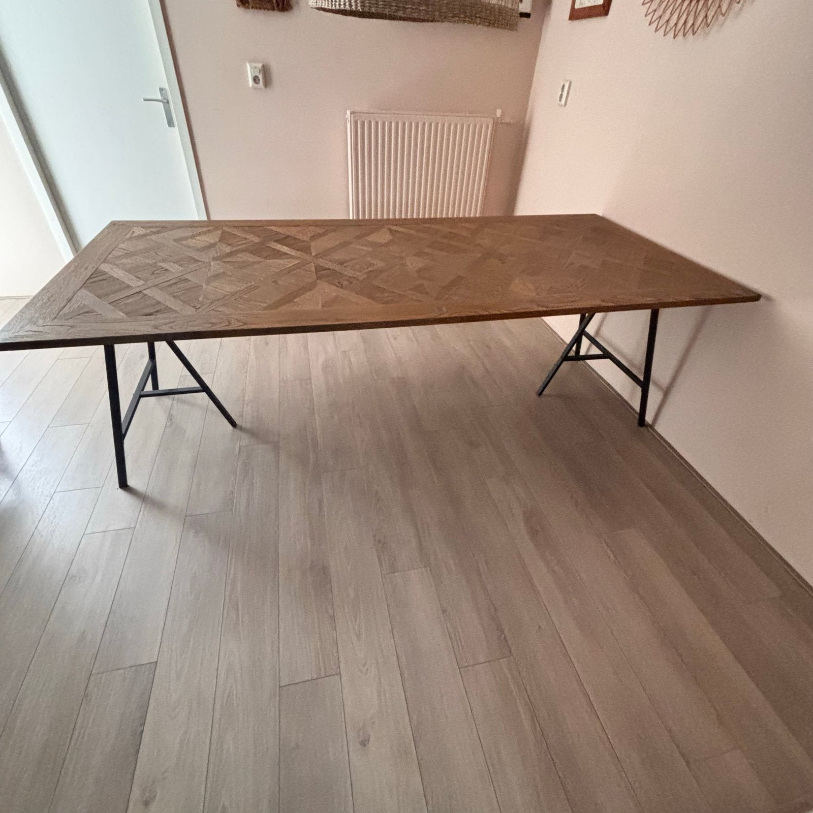 Elegante eettafel met visgraatmotief ,  - massief eiken