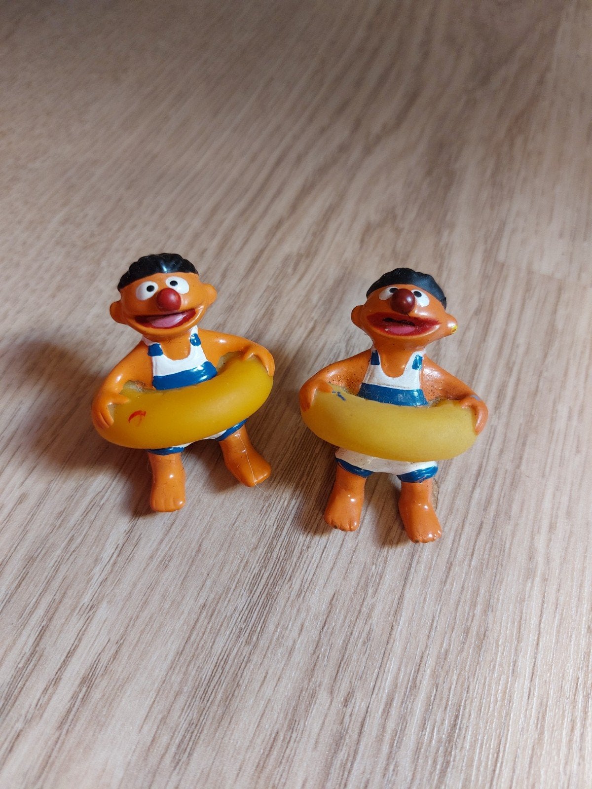 2x Sesamstraat Ernie poppetjes in zwemband, Verzamelen, Poppetjes en Figuurtjes, Ophalen of Verzenden