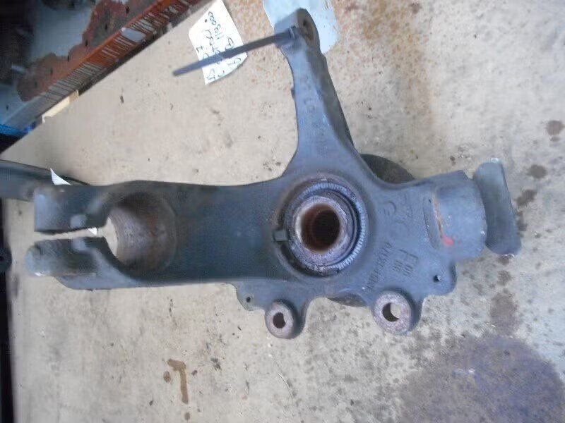 FUSEE HOUDER RECHTS VOOR Ford Focus 2 C+C (3m513k170bh), Gebruikt, Ophalen of Verzenden, Henry-Ford-Straße 1 50735 Köln, DE, Ford-Werke GmbH