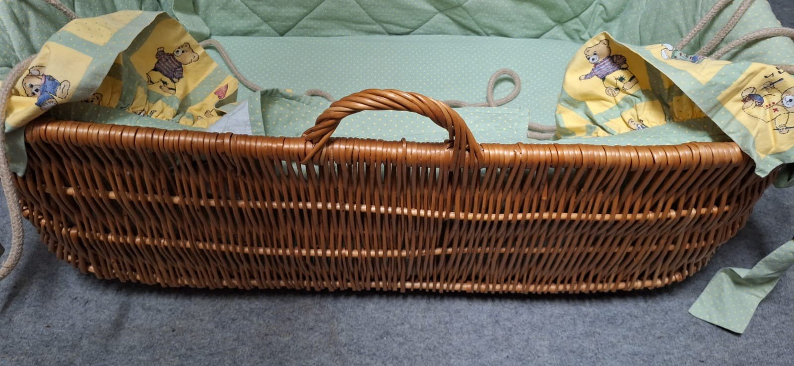 Rotan babymandje met bekleding en matrasje, Kinderen en Baby's, Ophalen, Zo goed als nieuw, Wieg