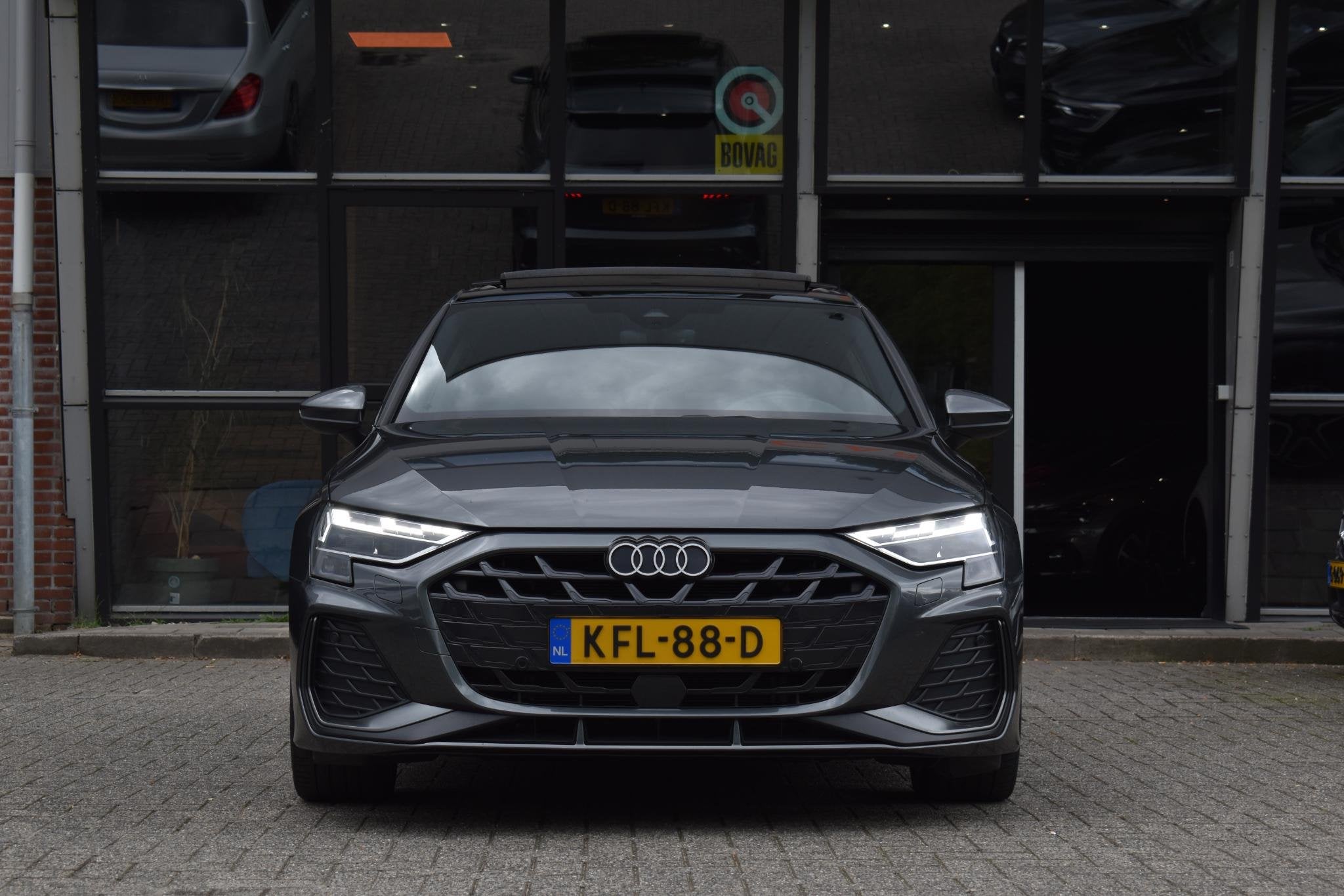 Audi A3 Sportback 35 TFSI 3X S-Line Pano Keyless Sonos Camer, Auto's, Dealer onderhouden, 1300 kg, 4 cilinders, Bedrijf