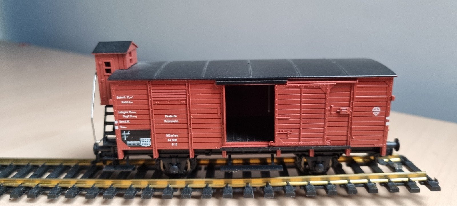 Fleischmann gesloten goederenwagon met remmershut DB, Gebruikt, Gelijkstroom, Fleischmann, Wagon
