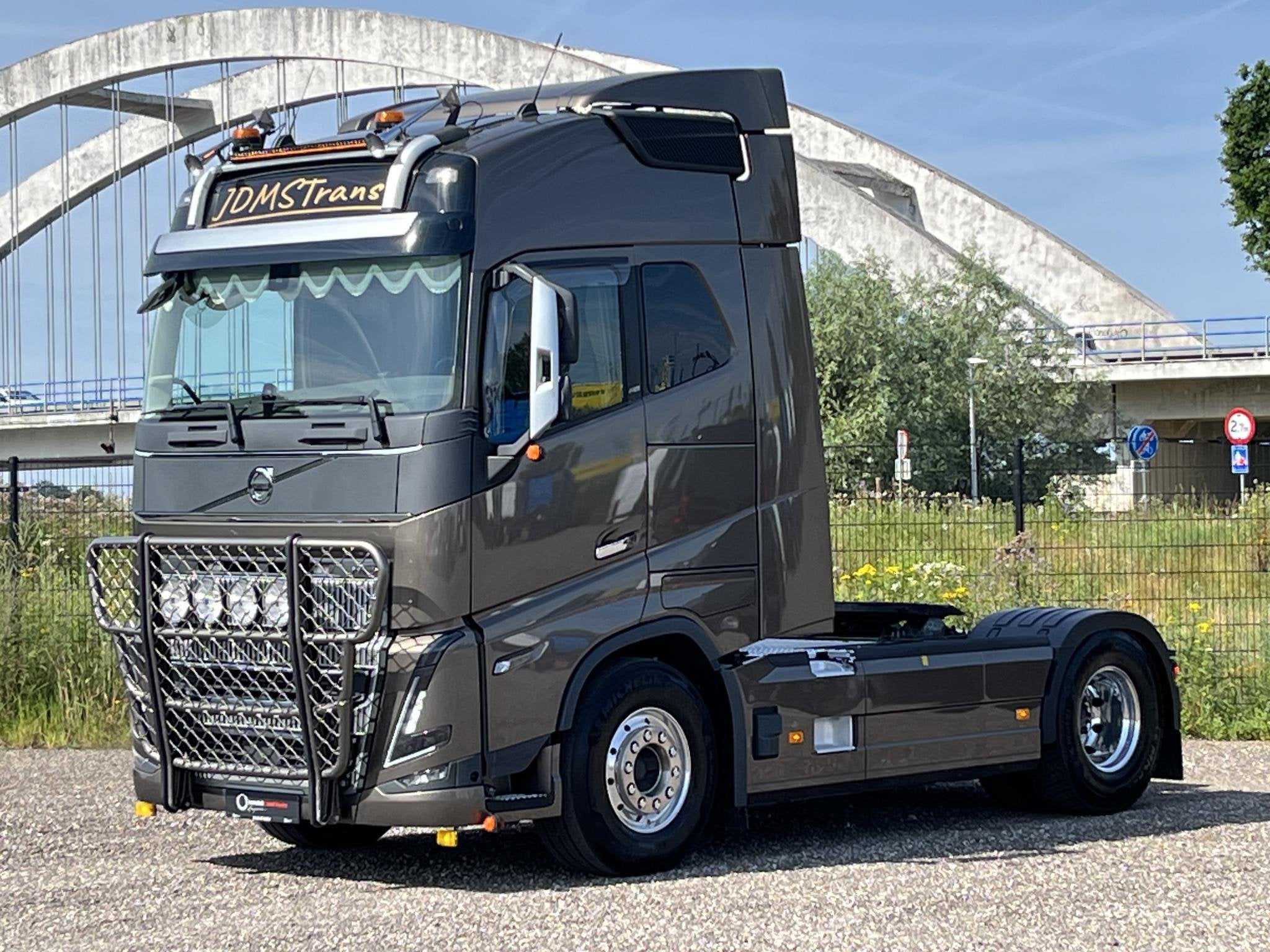 Volvo FH16 550 | Full Air | Hydraulic | Bull Bar, Automaat, Stof, Bluetooth, Bruin