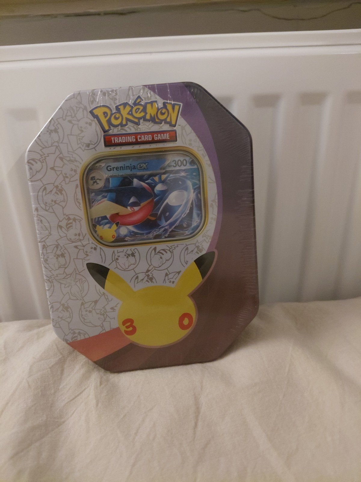Pokémon 30 celebrations Greninja EX Tin, Ophalen of Verzenden, Nieuw, Boosterbox