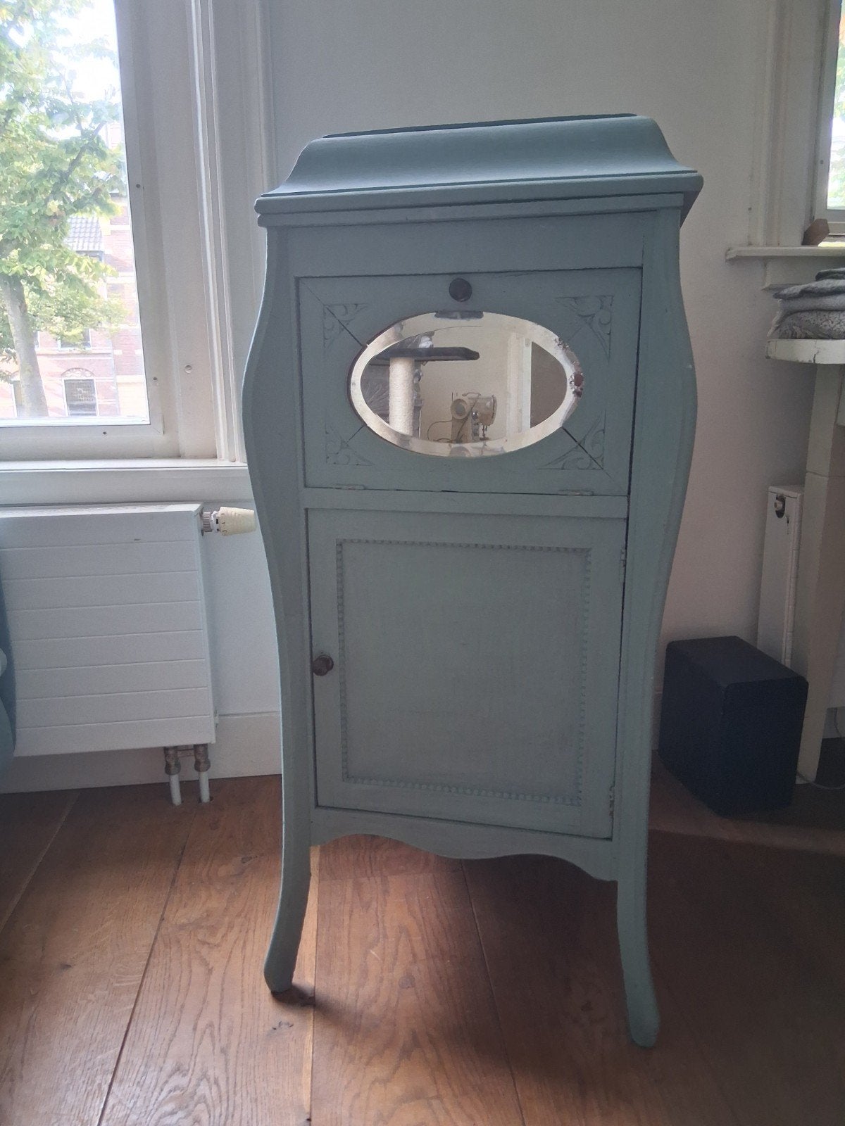 Stijlvol turquoise kastje met kleppen en deurtje, Ophalen