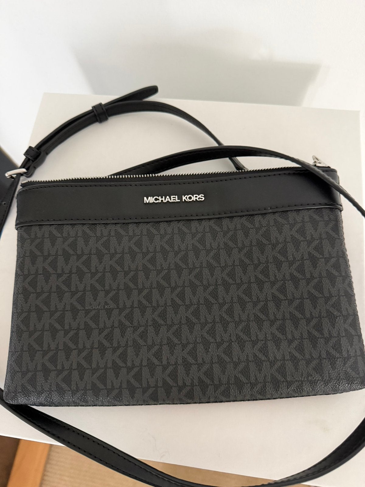 Michael Kors schoudertasje, Sieraden, Tassen en Uiterlijk, Tassen | Damestassen, Ophalen of Verzenden, Zo goed als nieuw, Zwart