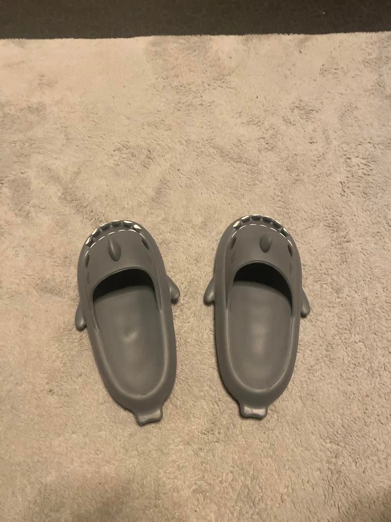 Shark Slippers - Bescherm je tenen met stijl!, Kleding | Dames, Schoenen, Ophalen, Zo goed als nieuw, Grijs, Slippers