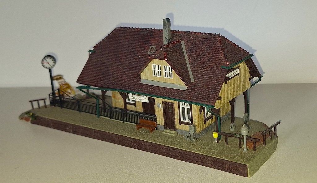 Kibri H0 9502 - Station met verlichte klok, Overige merken, Gebruikt, Gelijkstroom of Wisselstroom, Brug, Tunnel of Gebouw