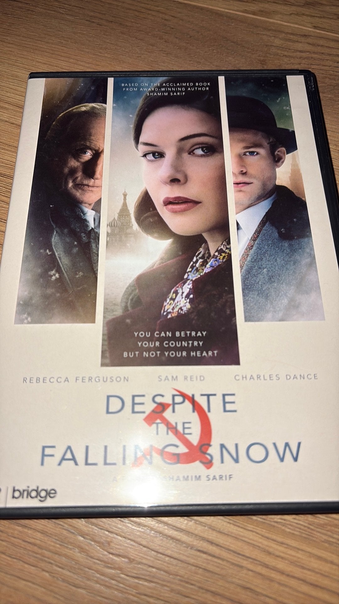 Despite the Falling Snow. Rebecca Ferguson en Charles Dance, Vanaf 12 jaar, Ophalen of Verzenden, Zo goed als nieuw, Actiethriller
