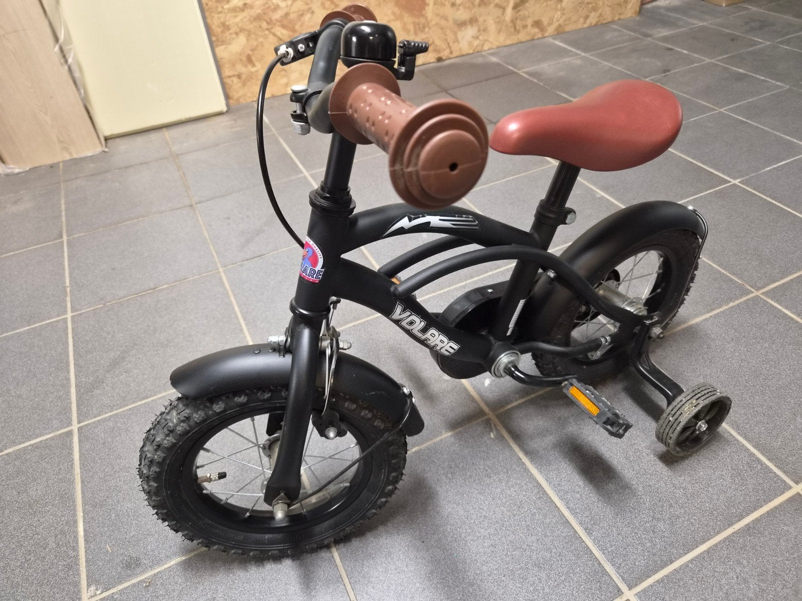 Volare Black Cruiser 12 inch jongensfiets met zijwieltjes, Gebruikt, Velgrem, Minder dan 49 cm, Ophalen