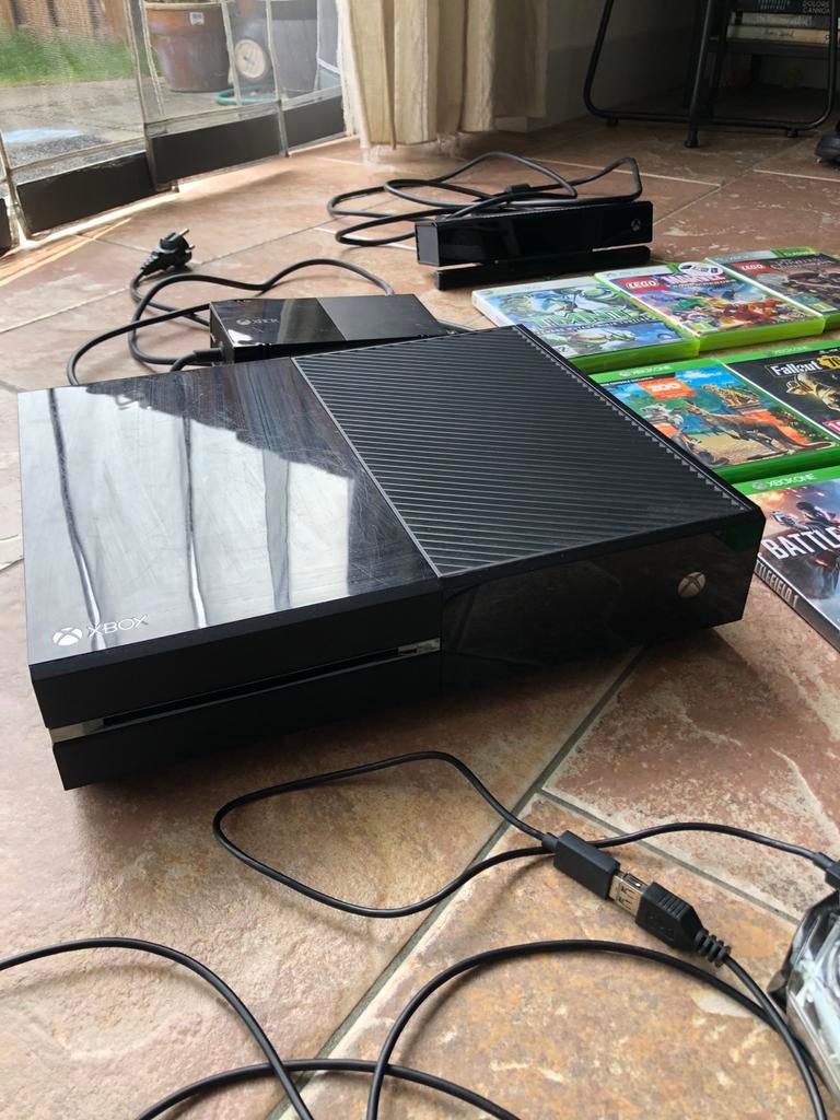 Xbox One met games en controller, Spelcomputers en Games, Spelcomputers | Xbox One, Ophalen, Xbox One, Met 1 controller, 500 GB