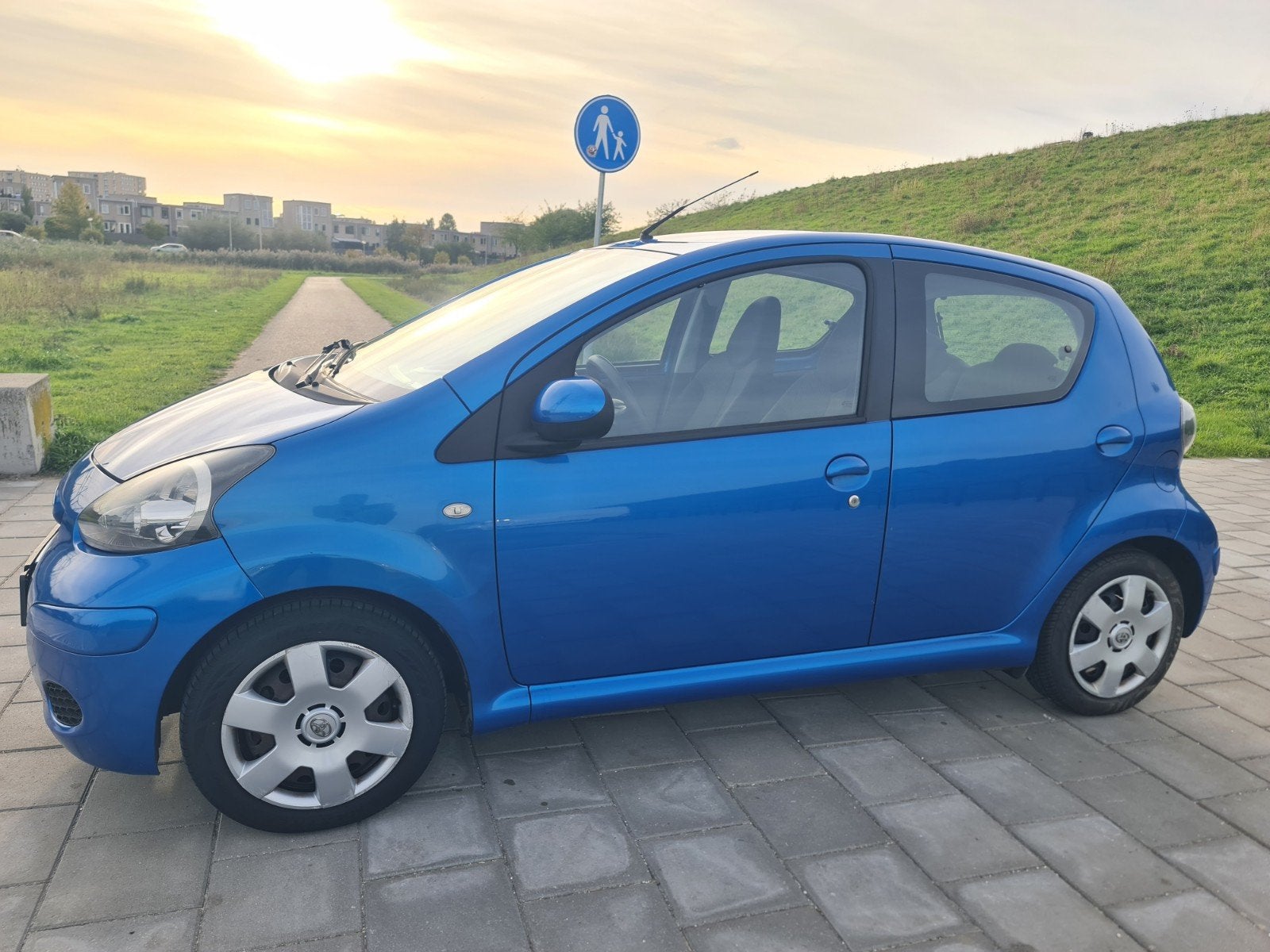 Toyota Aygo 5DRS 2011 14 maanden APK airco cruise controll!, Auto's, Voorwielaandrijving, Stof, Metallic lak, Blauw