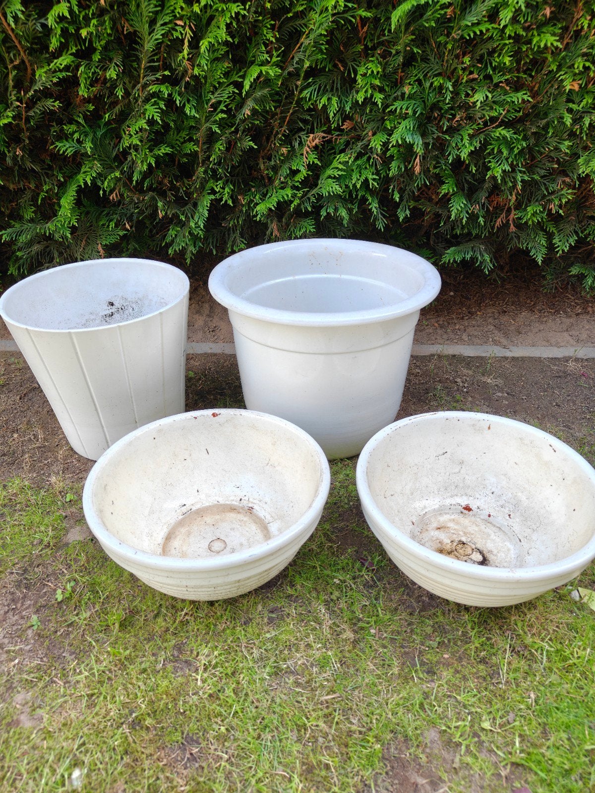 Setje van 4 grote witte bloempotten. Samen €15,-, Ophalen, Kunststof, Gebruikt, Rond