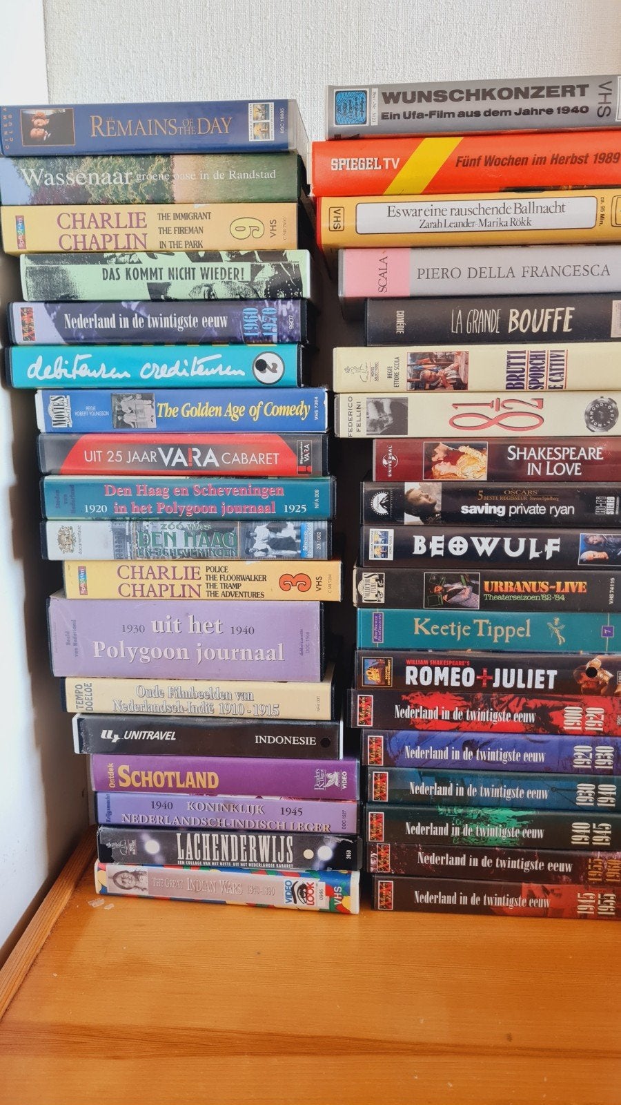 45 VHS banden: films, docu's, jiskefet, Chaplin, historie, Cd's en Dvd's, VHS | Film, Vanaf 16 jaar, Ophalen of Verzenden, Gebruikt