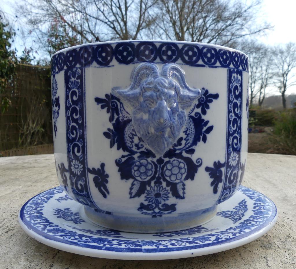 Petrus Regout Bloempot met Blauw Decor en Steenbok Grepen, Antiek en Kunst, Antiek | Keramiek en Aardewerk, Ophalen of Verzenden