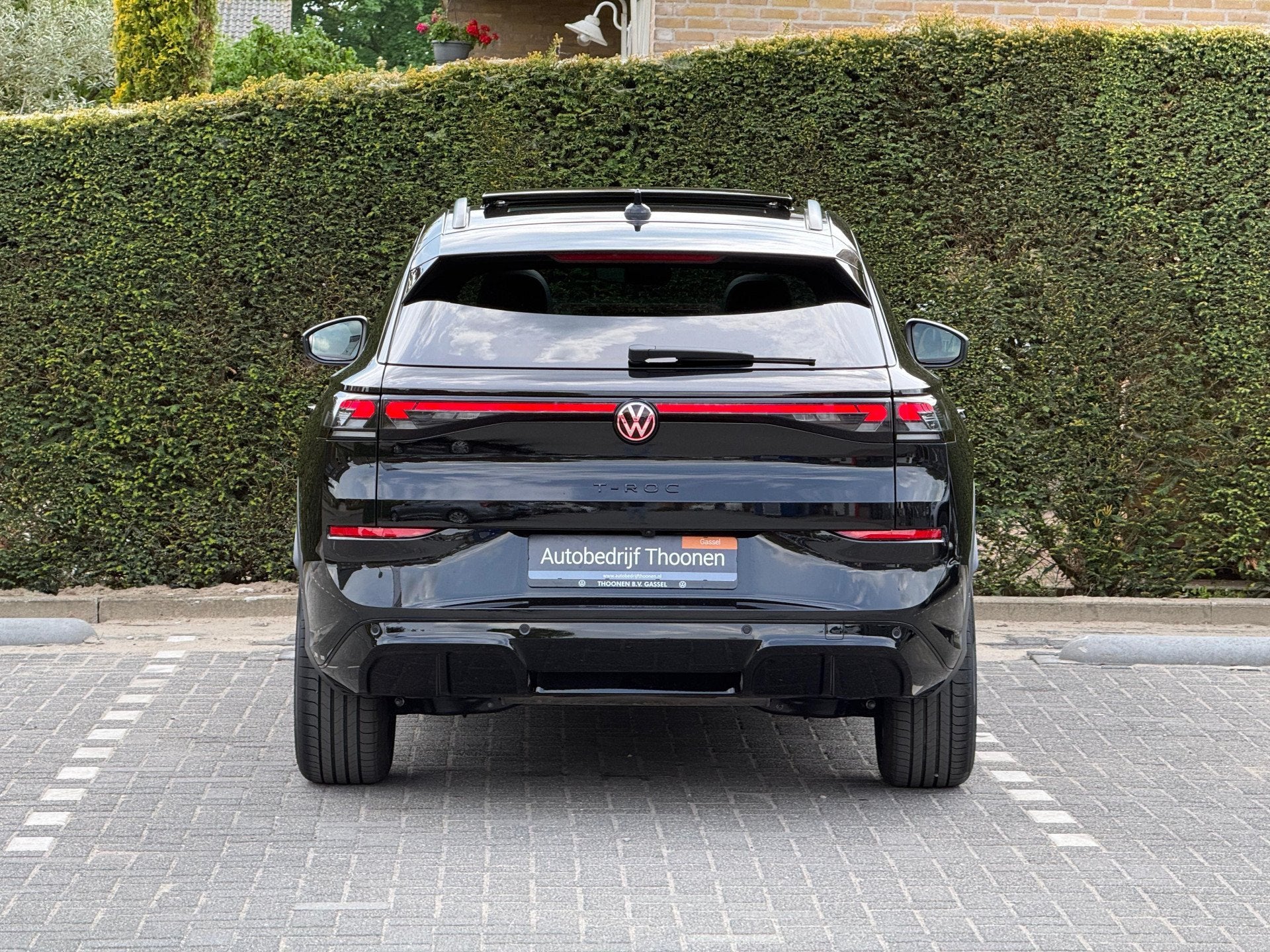 Volkswagen T-Roc 1.5 eTsi R-Line Trekhaak | Pano | 20", Auto's, Volkswagen, 4 cilinders, Alcantara, Zwart, Bedrijf