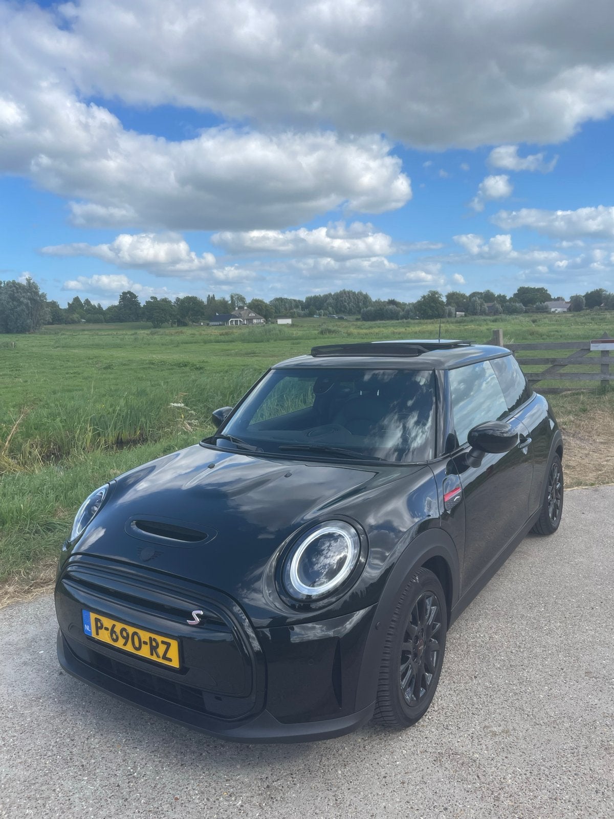 Mini 3-deurs (f56) Electric 184pk Aut 2022 Zwart, Auto's, 50 €/maand, 4 stoelen, Elektrisch, Particulier