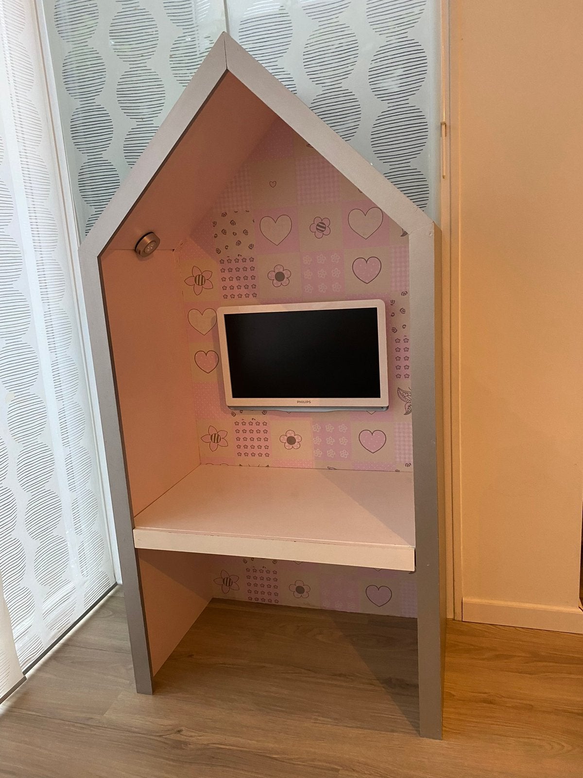 Kinderbureau in de vorm van een huisje., Ophalen, Kinderbureau, 50 cm, Zo goed als nieuw