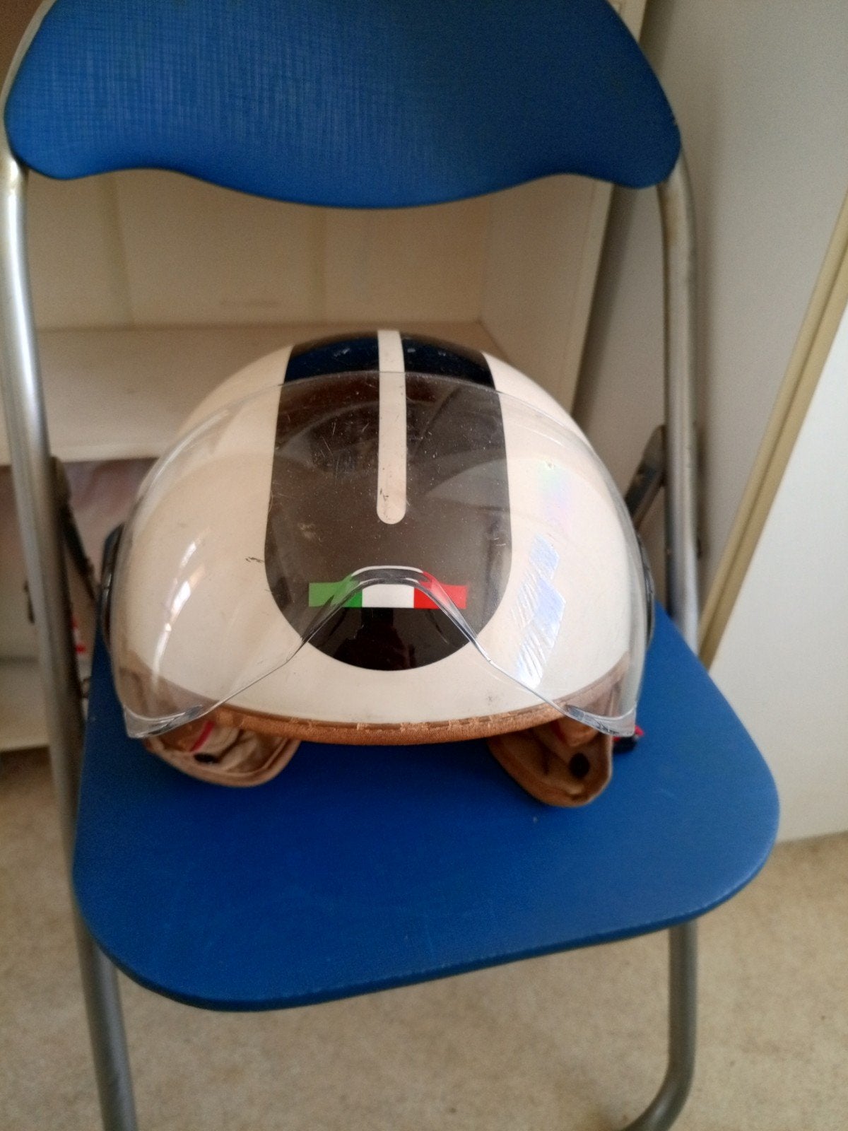 Vintage helm met vizier - Wit met zwarte strepen, Fietsen en Brommers, Brommerhelmen, Ophalen of Verzenden, Gebruikt, Medium, Onbekend