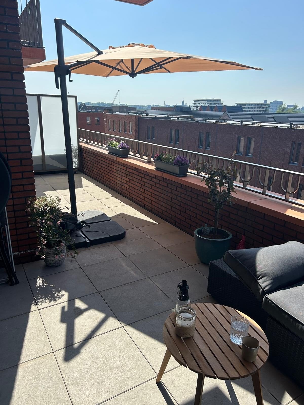 Grote zweefparasol - Beige - Perfect voor terras, Kantelbaar, Ophalen of Verzenden, 3 tot 4 meter, Zweefparasol