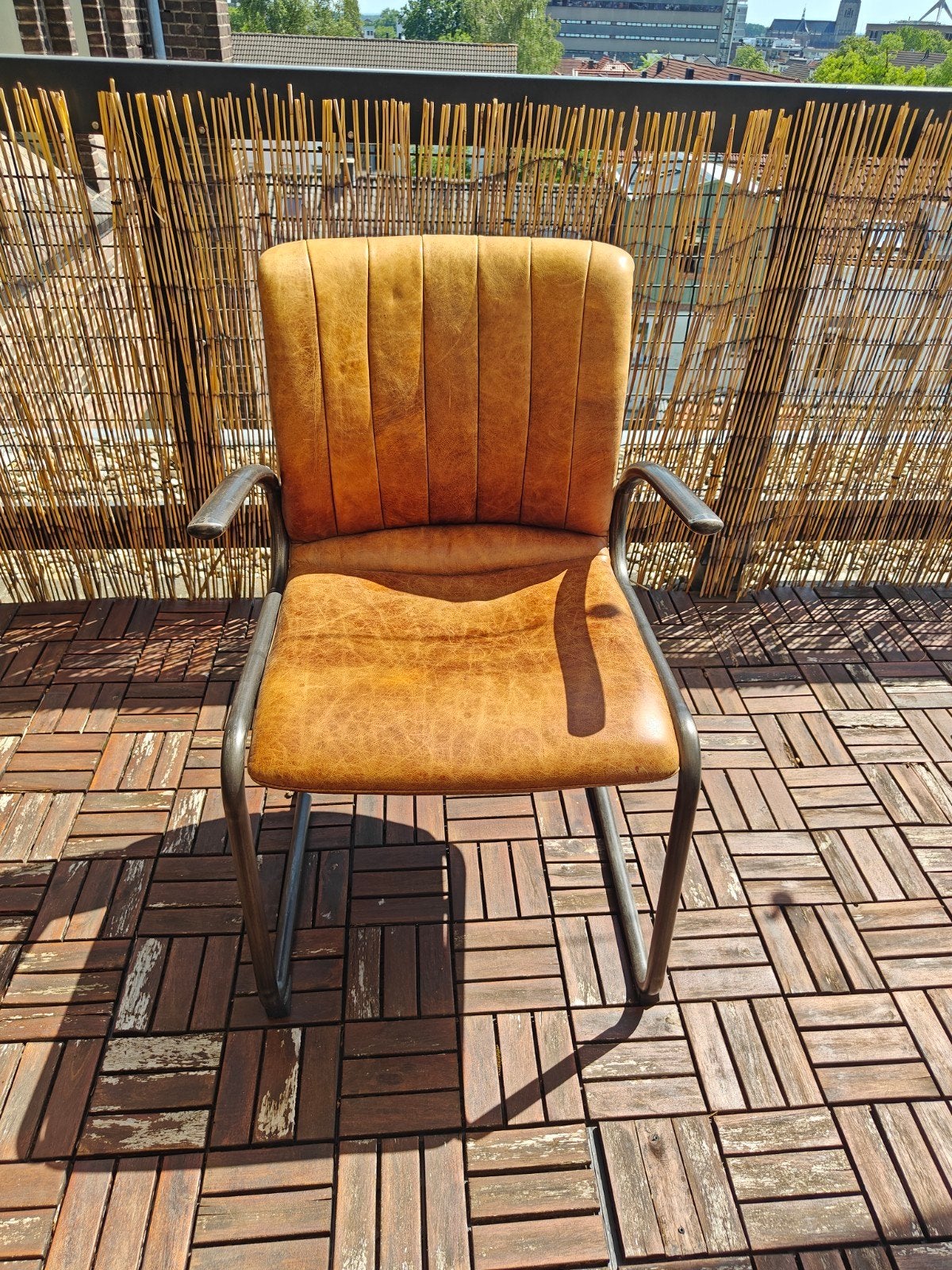 2 comfortabele stoelen: 1 bruin, 1 zwart - Eetkamer, Huis en Inrichting, Stoelen, Ophalen