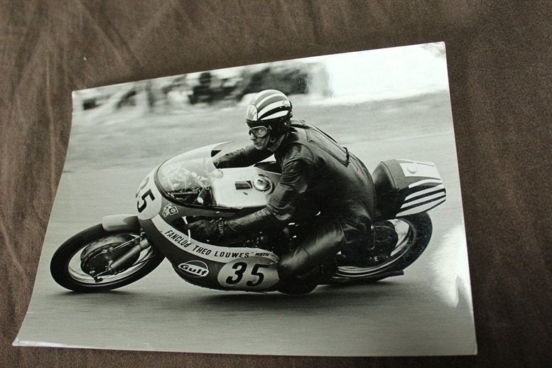 foto Theo Louwes ? op Kawasaki racer TT Assen ?, Ophalen of Verzenden, Gelezen
