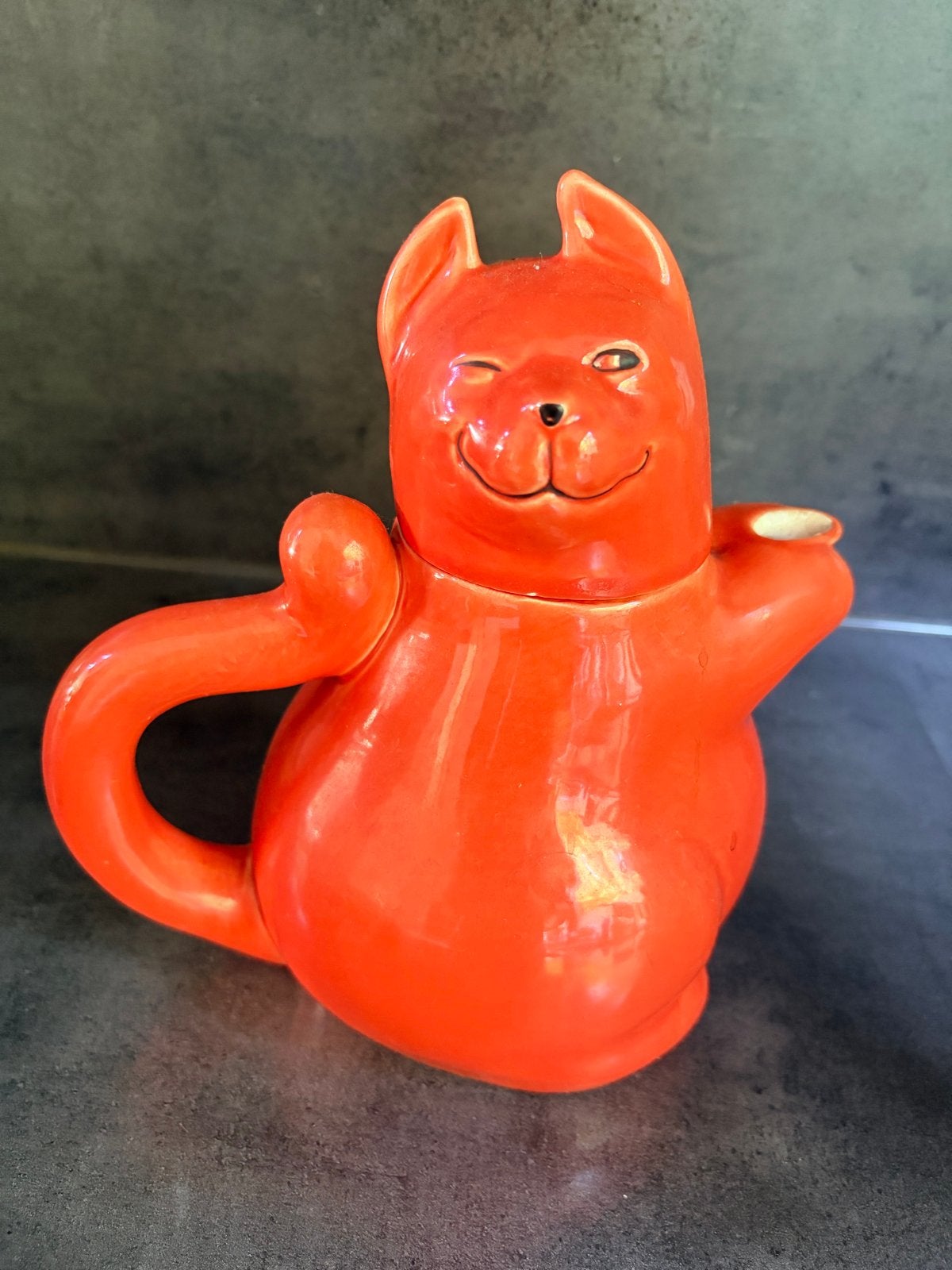 Grappige oranje rode katertheepot met knipoog, Ophalen, Gebruikt, Keramiek, Theepot