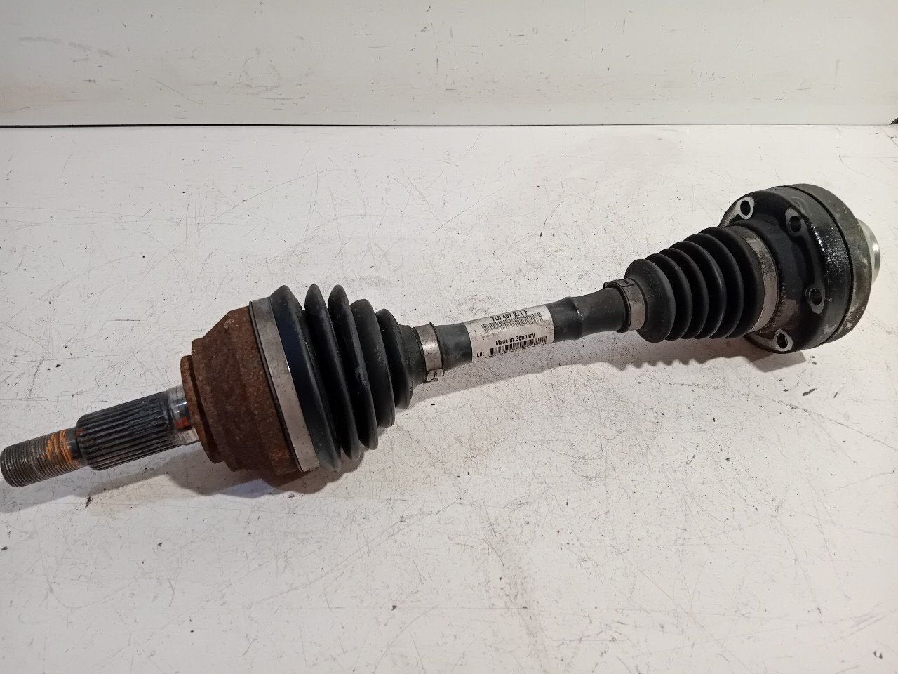 Aandrijfas links voor Audi Q7, Onderdelen@venauto.nl, Van der Ven Autorecycling B.V., Gebruikt, Ettenseweg 76, 4706 PB Roosendaal, The Netherlands