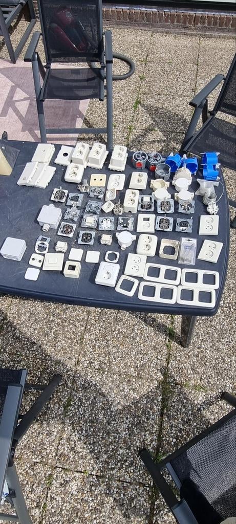 Schakelmateriaal stopcontact attema hollewanddoos raamwerken, Ophalen