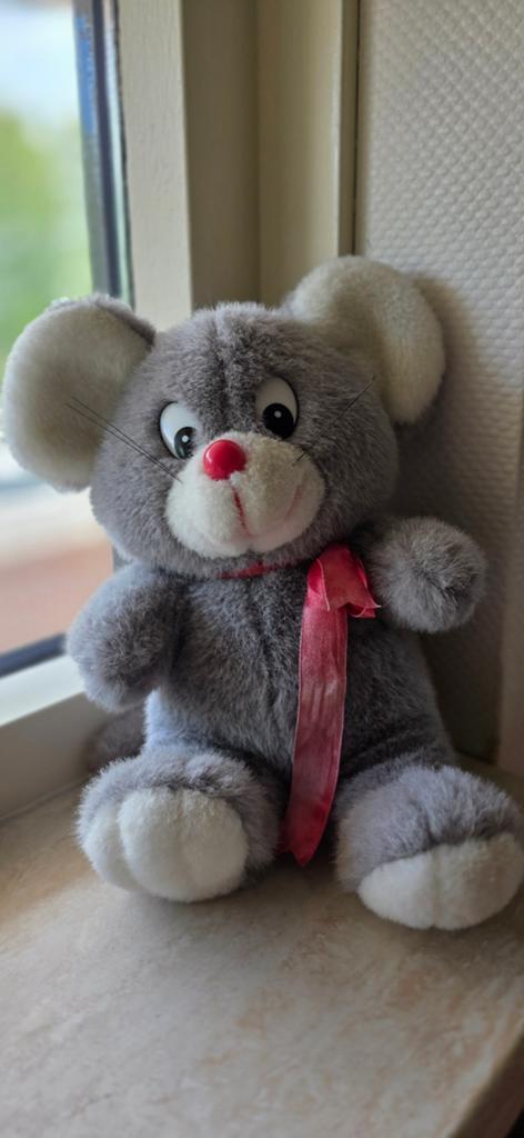 Schattige grijze muis knuffel met rood lint, Kinderen en Baby's, Speelgoed | Knuffels en Pluche, Ophalen, Muis, Overige merken