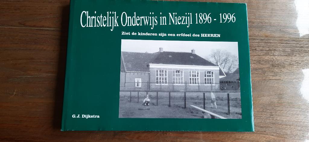 100 jaar Christelijk onderwijs Niezijl, Ophalen of Verzenden, Zo goed als nieuw