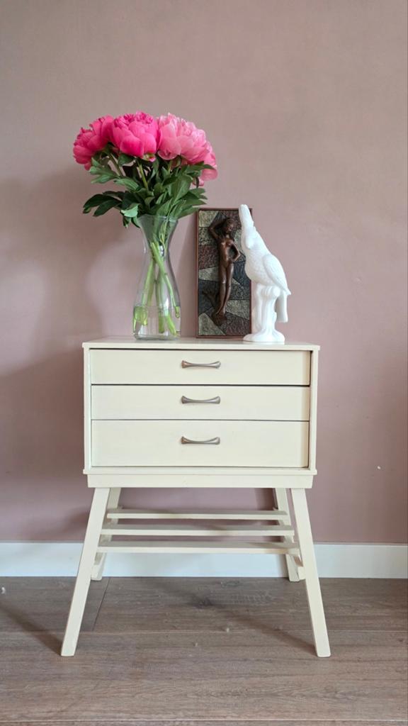 Crèmekleurig retro vintage Nachtkastje met 3 Lades, kastje, Gebruikt, Onbekend, Onbekend, Hout