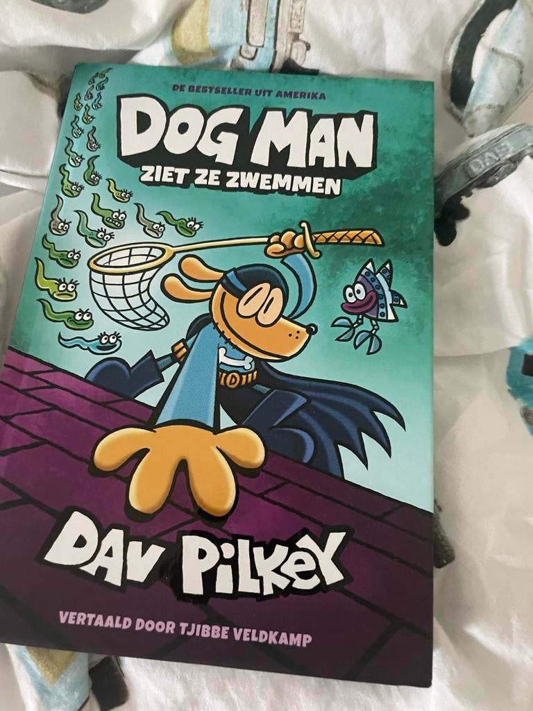 Dog Man ziet ze zwemmen, Boeken, Kinderboeken | Jeugd | onder 10 jaar, Zo goed als nieuw, Fictie algemeen, Ophalen of Verzenden