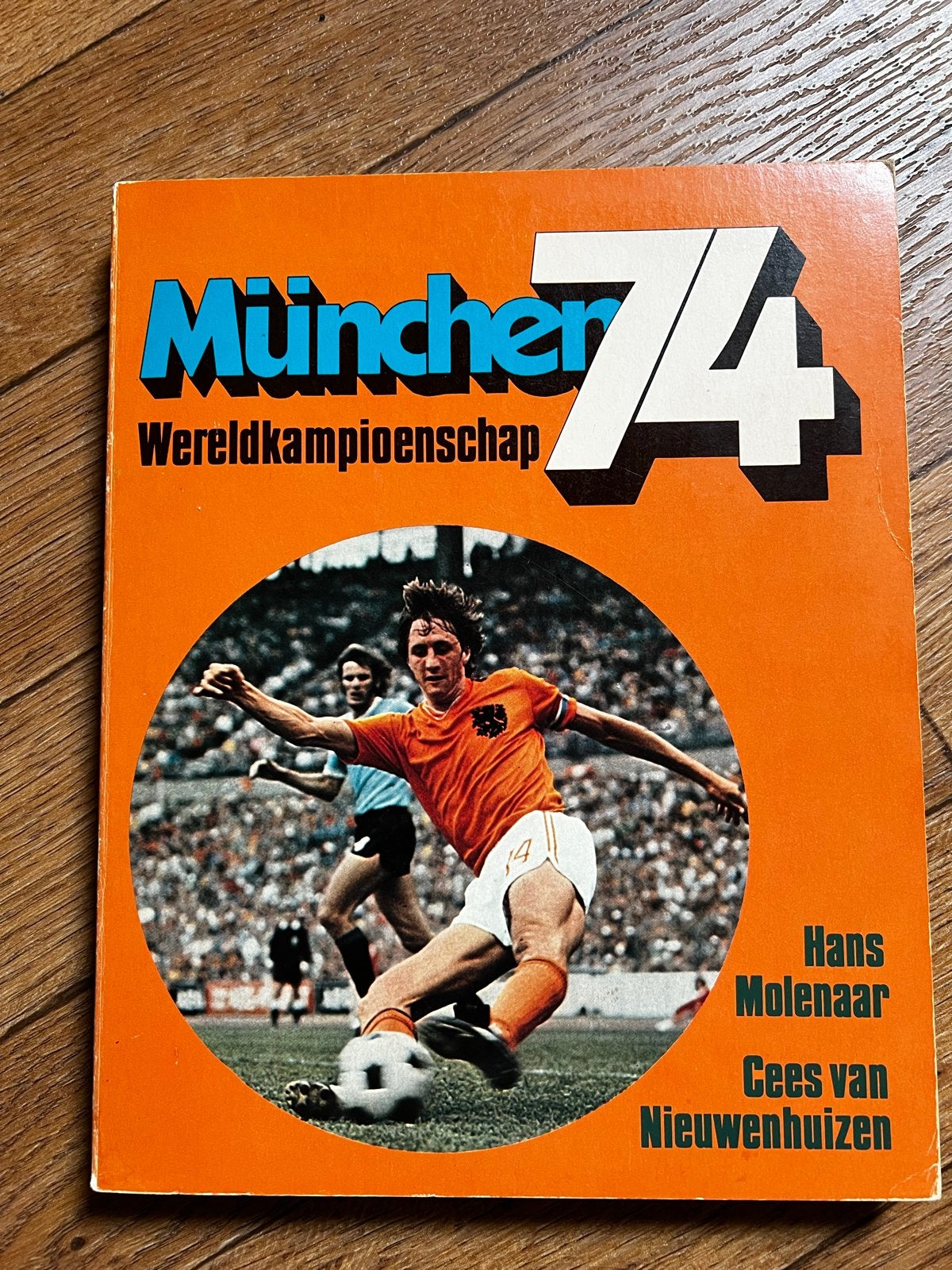 München '74 Wereldkampioenschap Voetbal Boek, Ophalen of Verzenden, Gelezen, Balsport