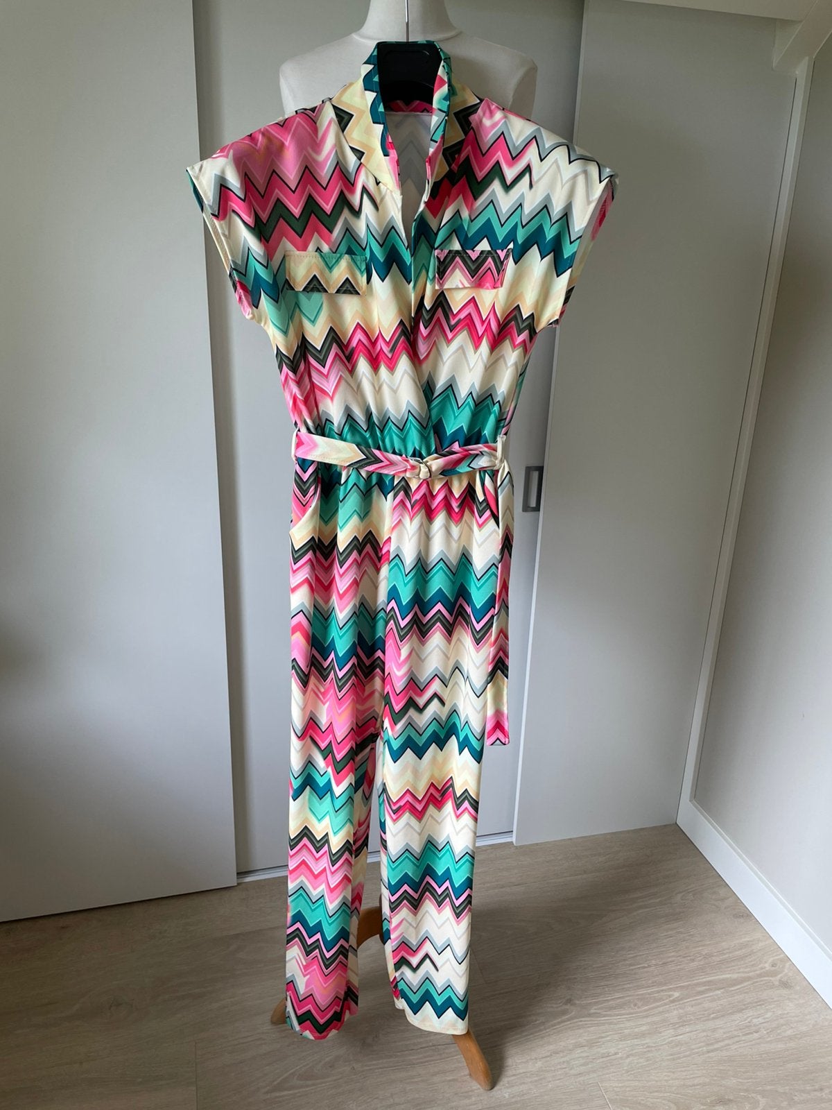 Nog nieuw fleurige jumpsuit/ broekpak voor M en L, Ophalen of Verzenden, Nieuw, Meerkleurig
