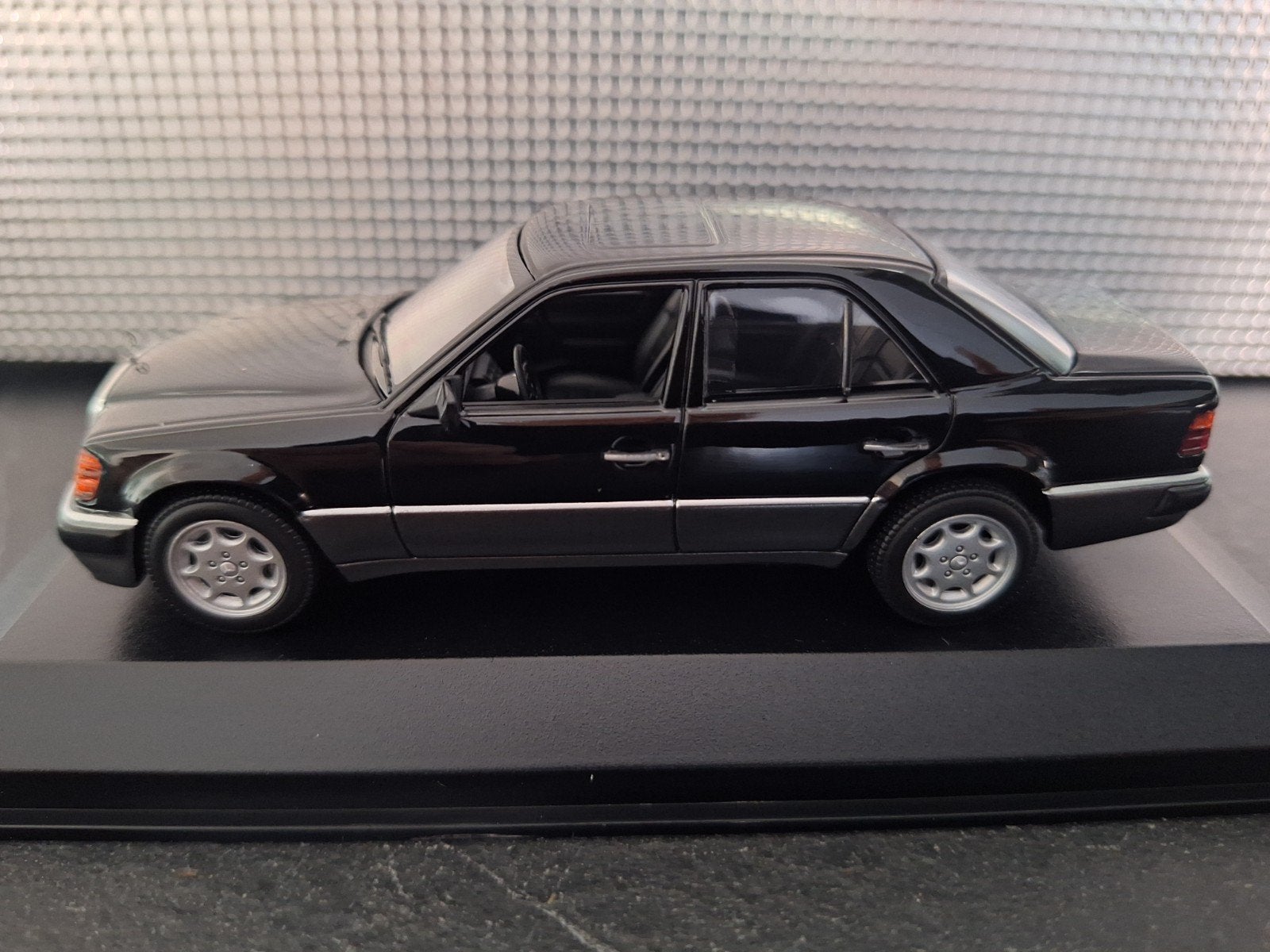 Mercedes Benz 500E (W124) 1992 Schaal 1:43, Overige merken, Nieuw, Ophalen of Verzenden, Maxichamps