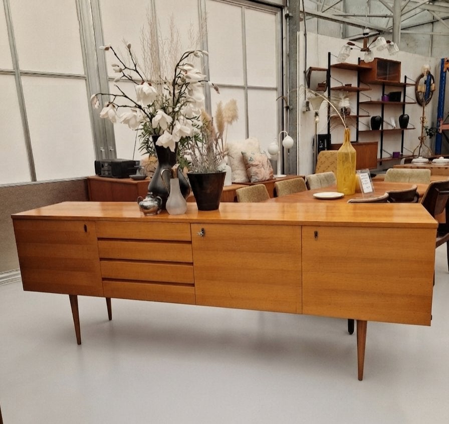 Vintage licht dressoir op hoge poten, 225cm, Ophalen, Met deur(en), ., 200 cm of meer