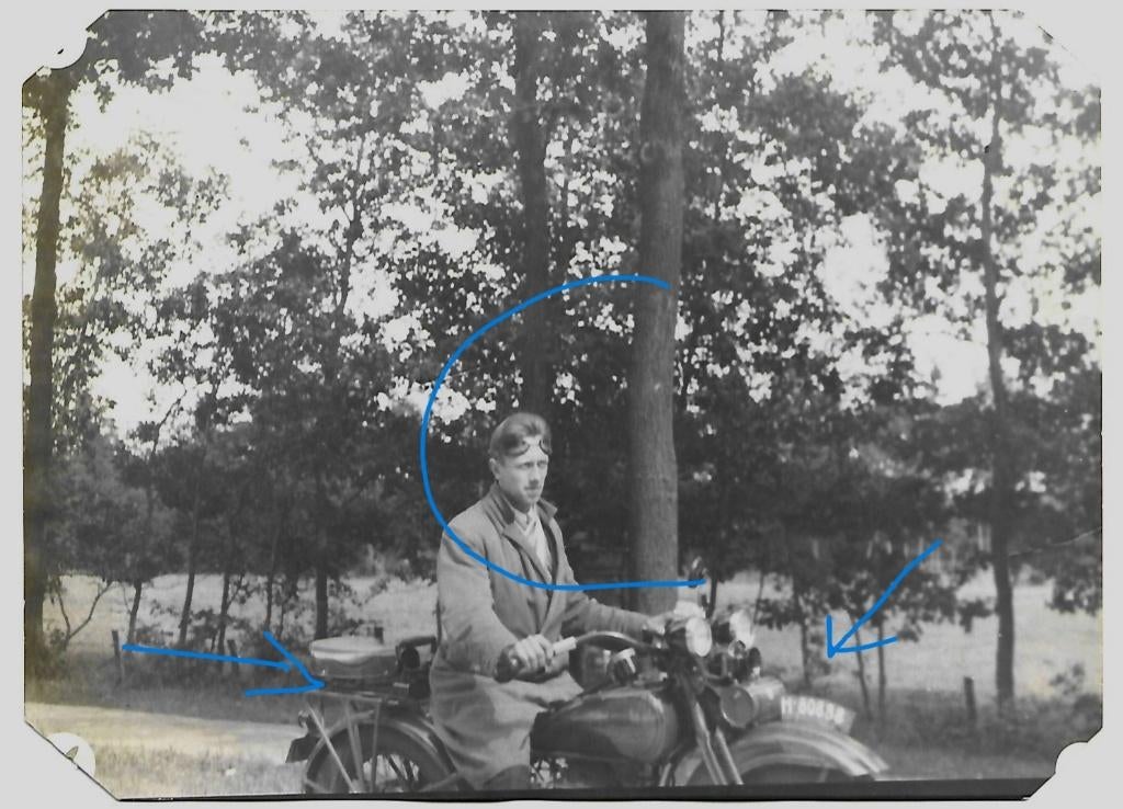 Harley Davidson motor grote foto Baarn, Verzenden, Foto, Zo goed als nieuw, Voor 1940