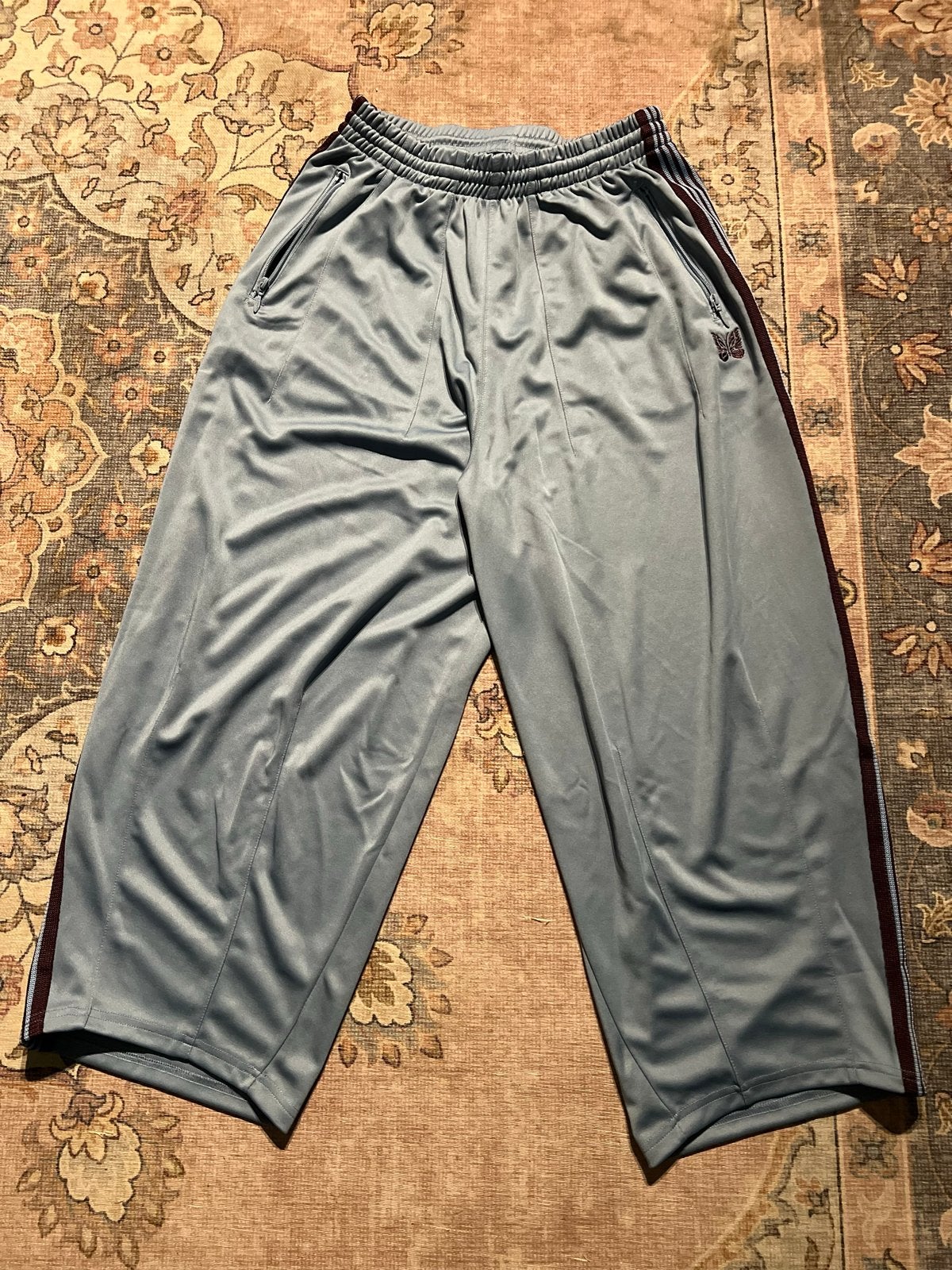 Needles Track Pants - Lichtblauw met bordeaux strepen, Maat 38/40 (M), Zo goed als nieuw, Driekwart, Verzenden
