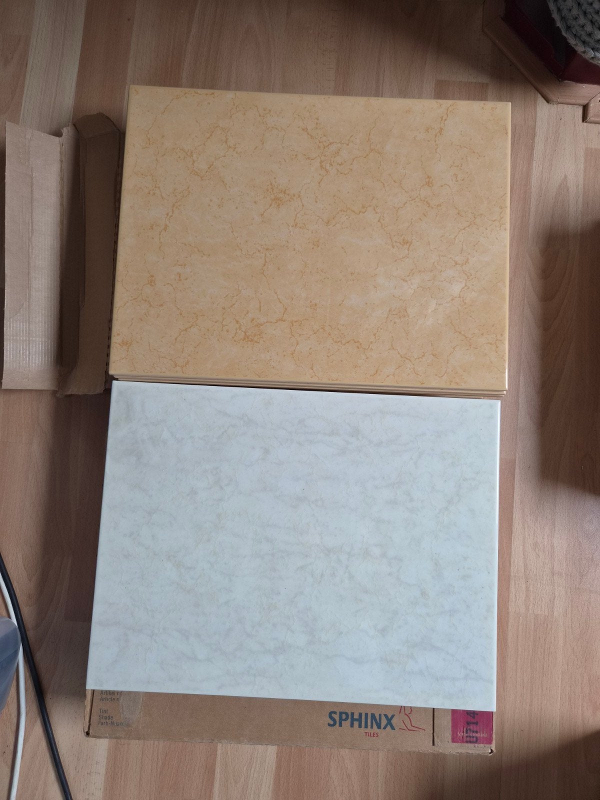 Tegels in 2 kleuren voor wc of badkamer., Ophalen, Nieuw, 20 tot 40 cm, Minder dan 5 m²