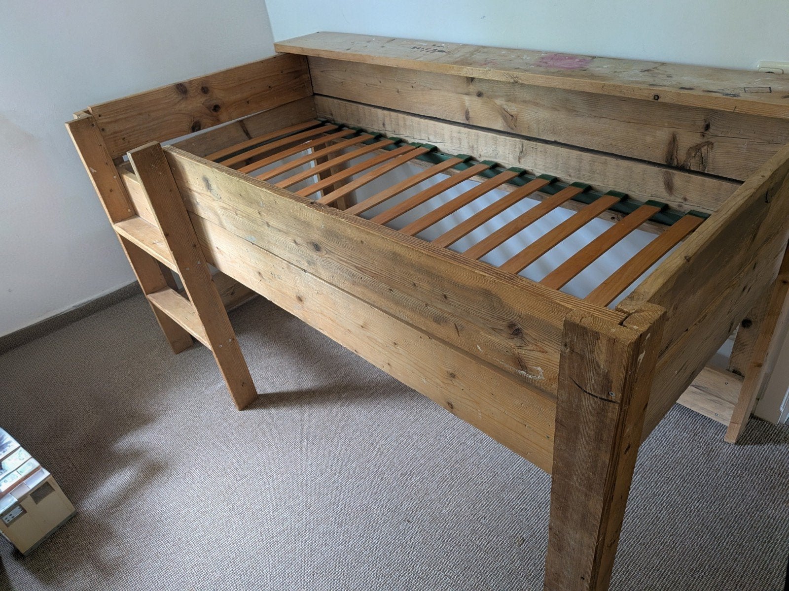Mooie steigerhouten hoogslaper met lattenbodem
Onder het bed, Ophalen, Gebruikt