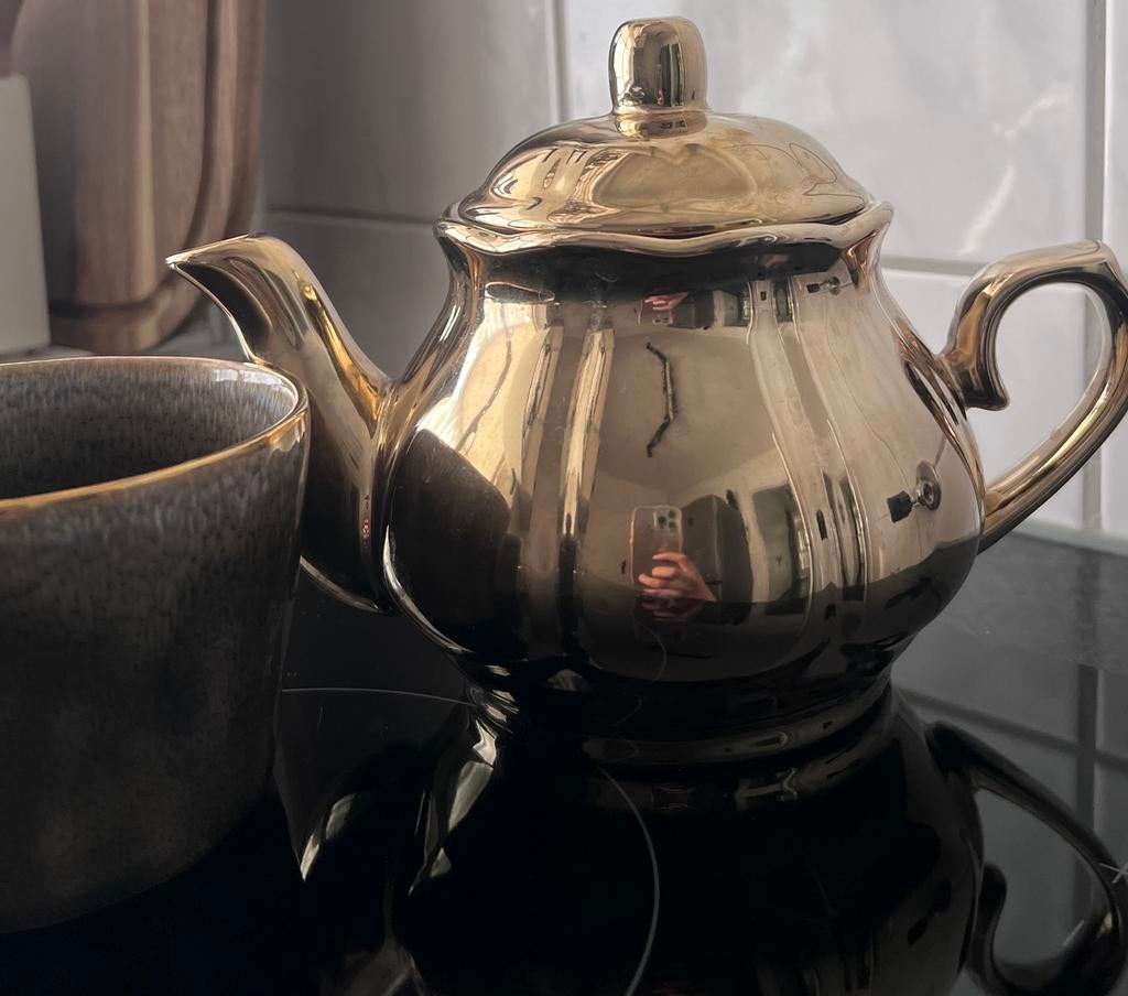 gouden theepot met glazen, Ophalen