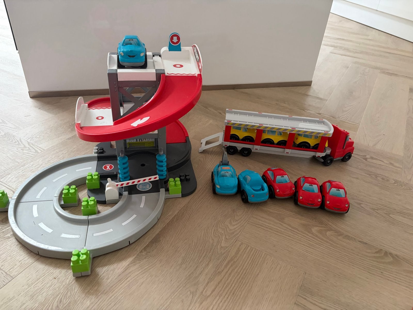 Grote speelgoedgarage met vrachtwagen en auto's, Kinderen en Baby's, Ophalen, Gebruikt
