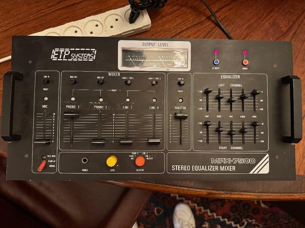 Mengpaneel DJ MIXER Equalizer 19" inch voorversterker, Ophalen of Verzenden, Gebruikt, Minder dan 5 kanalen, Microfooningang