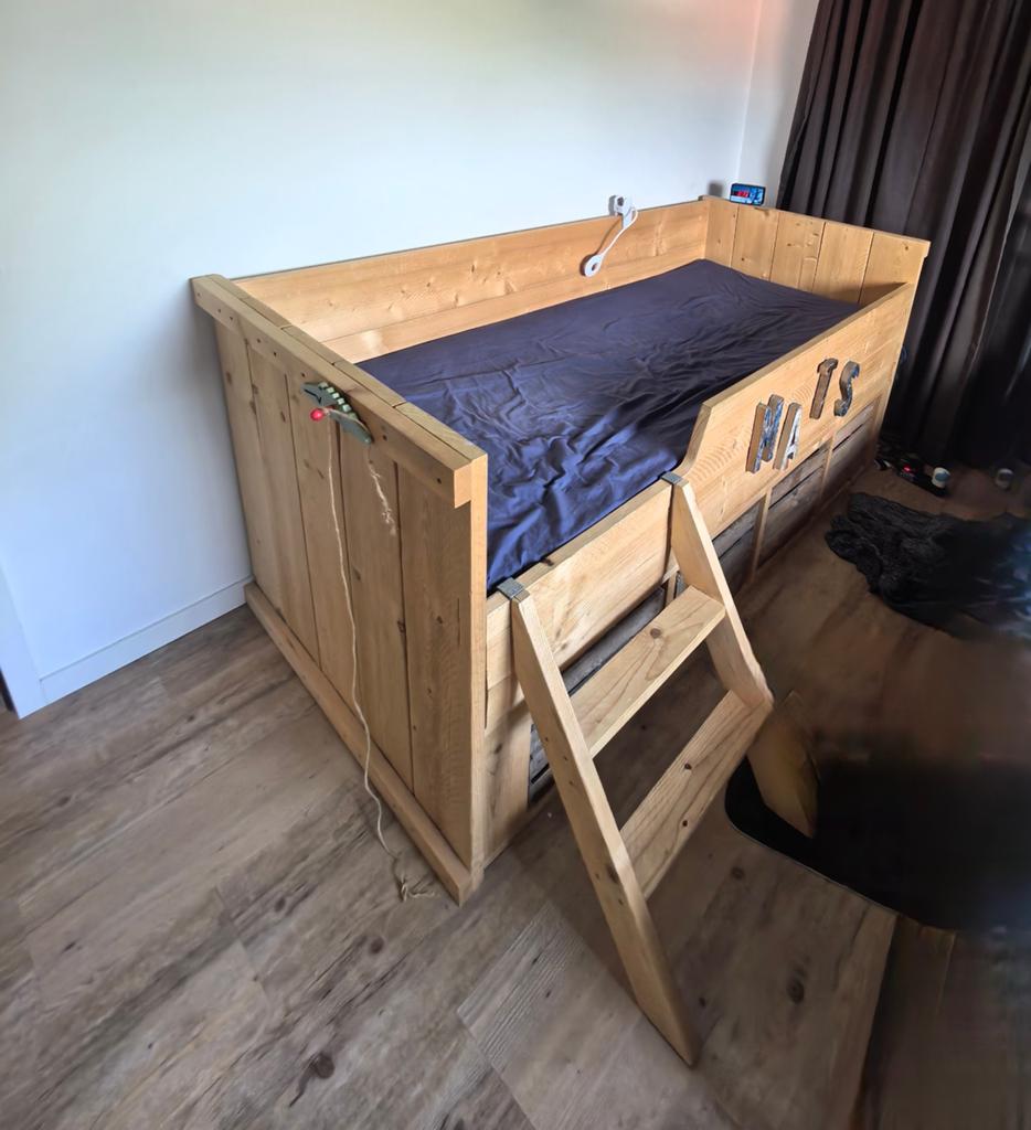 Stevig houten kinderbed met opbergruimte en trapje, Ophalen