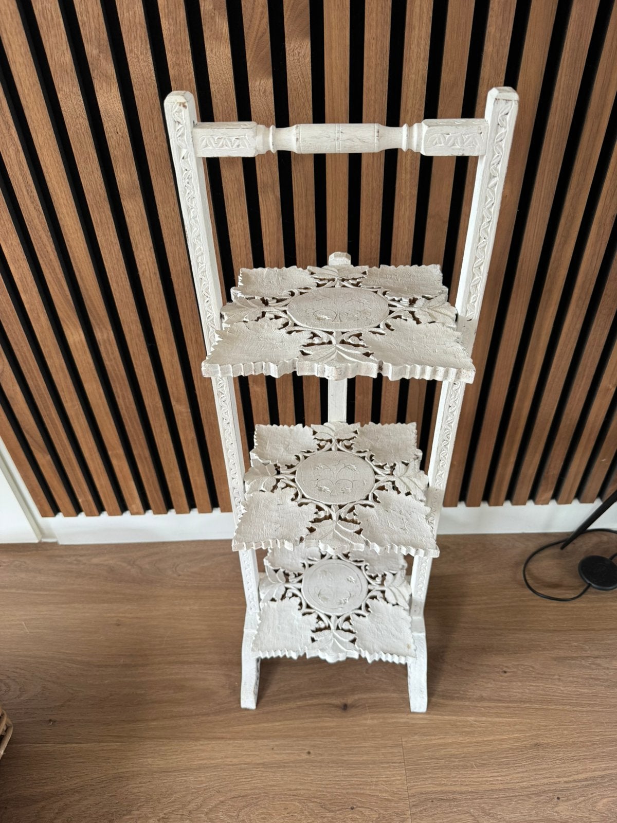 Vintage Wit Houten Plantenrek met Uniek Houtsnijwerk, Ophalen of Verzenden